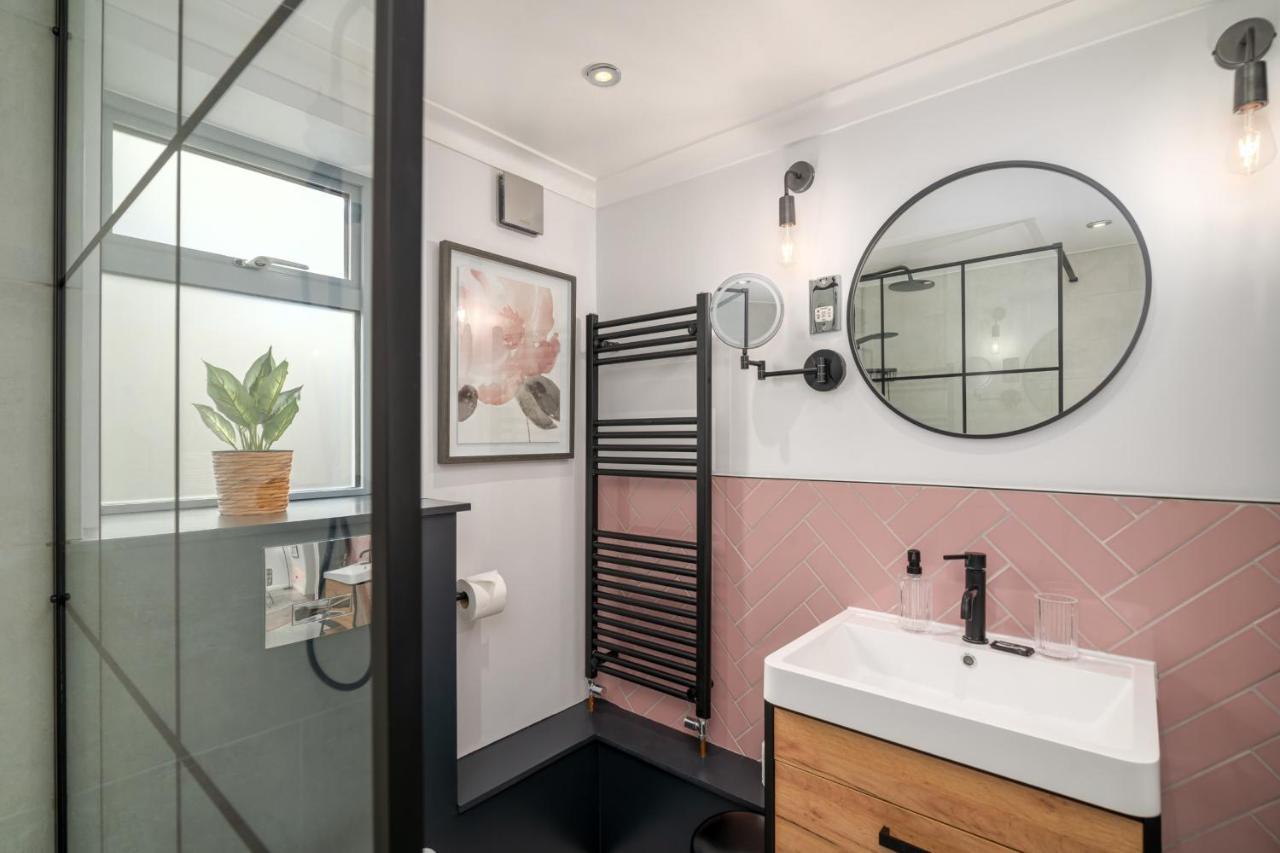 Guestready - Unique Home Near Wimbledon With Gorgeous Deck And Parking Лондон Екстериор снимка